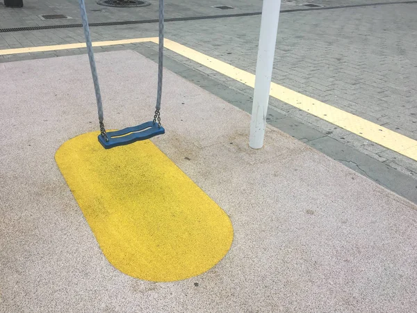 Leere Kettenschaukeln auf Kinderspielplatz — Stockfoto