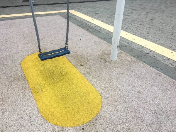 Columpios de cadena vacíos en el parque infantil —  Fotos de Stock