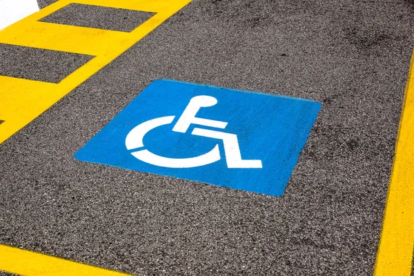 Posto auto riservato agli acquirenti disabili in un parcheggio al dettaglio . — Foto Stock