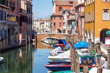 Venice, İtalya - 7 Temmuz, 2017: lagün Venedik İtalya demirli deniz araçları ile kanalları boyunca evi özellikleri görünümünü. Venedik deniz kentidir