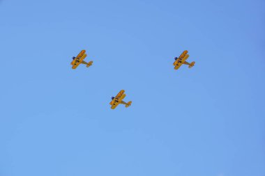 Üç vintage uçağın uçuş içinde. boş blue sky adlı