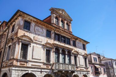 Venice, İtalya - 7 Temmuz, 2017: lagün Venedik İtalya demirli deniz araçları ile kanalları boyunca evi özellikleri görünümünü. Venedik deniz kentidir