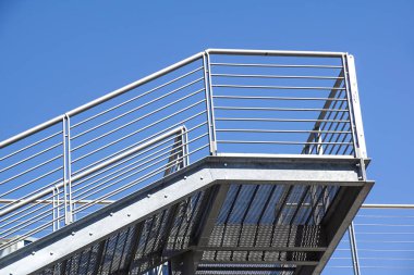 Mavi gökyüzünün beyaz korkuluk balkon