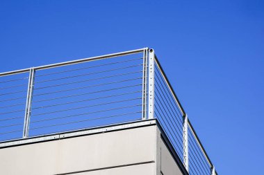 Mavi gökyüzünün beyaz korkuluk balkon