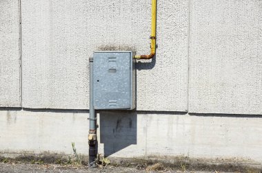 Eski su metal borular su sayacı için metal kutu ile sıva duvar önünde köşeli parantezli sabit .