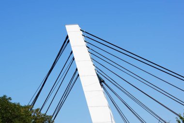 Mavi gökyüzü karşı köprünün mimari detay