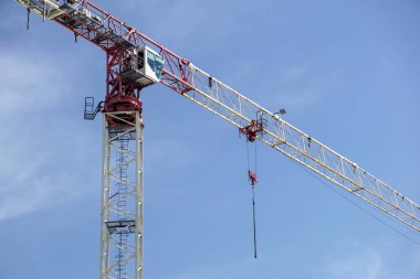 Mavi gökyüzüne karşı bir inşaat kulesi vincinin parçası, boşluğu kopyala