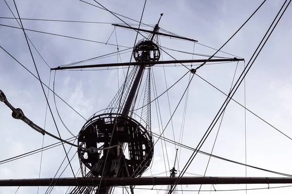 Detail of a sailboat rigging. Mast on traditional sailboats. Mast of large wooden ship. — Stock Photo, Image