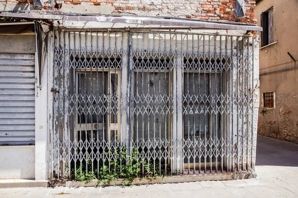 Zamknięty zardzewiały i vintage metalowe drzwi składane z opuszczonych środowiska. — Zdjęcie stockowe