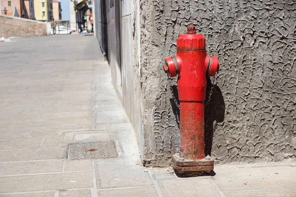 Alter roter Feuerhydrant in der Straße. Brandschutz für den Notfall — Stockfoto