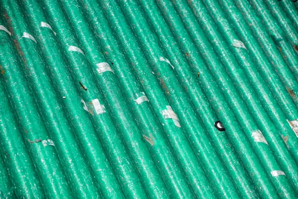 오염 소스, 오염 물질 eternit 패널에 물결 모양 지붕 덮개 — 스톡 사진