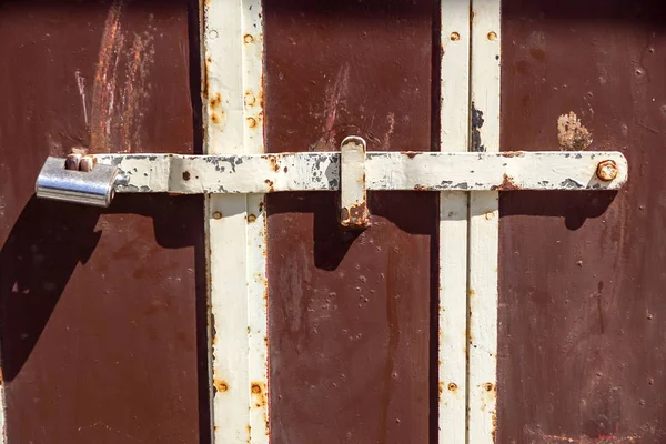Доска дверей в возрасте жалюзи с железными петлями и болтами . — стоковое фото