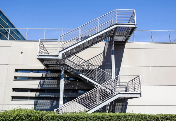 Металлические и стеклянные лестницы в здании, современный стиль — стоковое фото