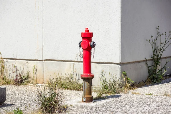 Um velho hidrante vermelho na rua. Hidrante de incêndio para acesso a incêndio de emergência — Fotografia de Stock