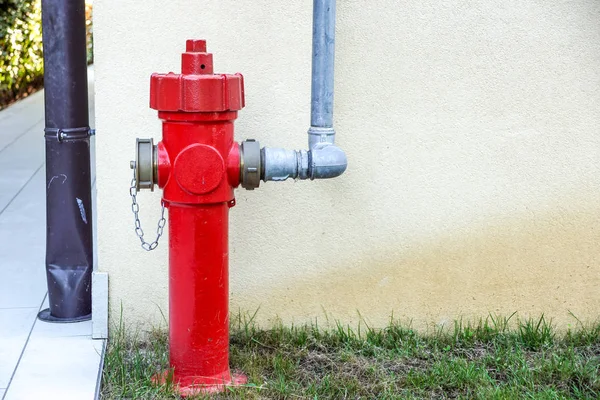 Alter roter Feuerhydrant in der Straße. Brandschutz für den Notfall — Stockfoto