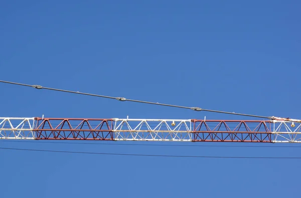 En del av arm maskiner konstruktion kran med blå himmel bakgrund — Stockfoto