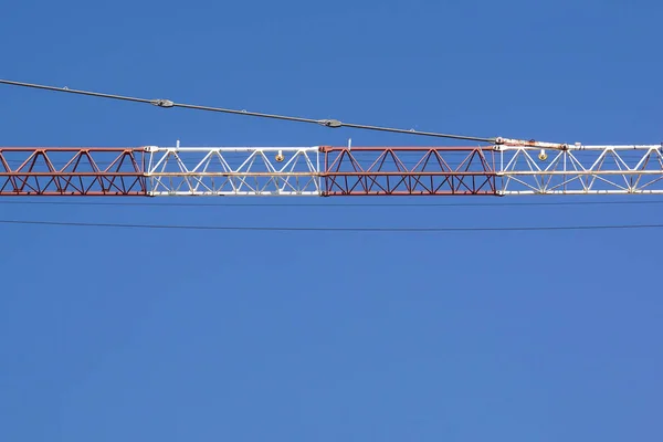 Část paže stroje stavební jeřáb s pozadí modré oblohy — Stock fotografie