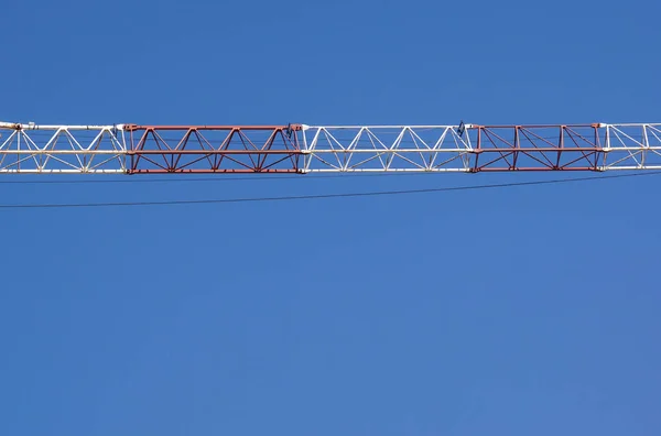 En del av arm maskiner konstruktion kran med blå himmel bakgrund — Stockfoto