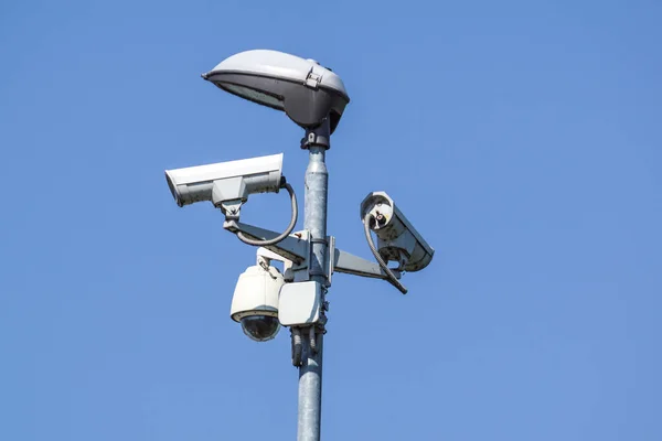 Telecamere di sicurezza cctv su un palo con sfondo cielo blu — Foto Stock