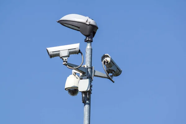 Überwachungskameras auf einem Mast mit blauem Himmel — Stockfoto