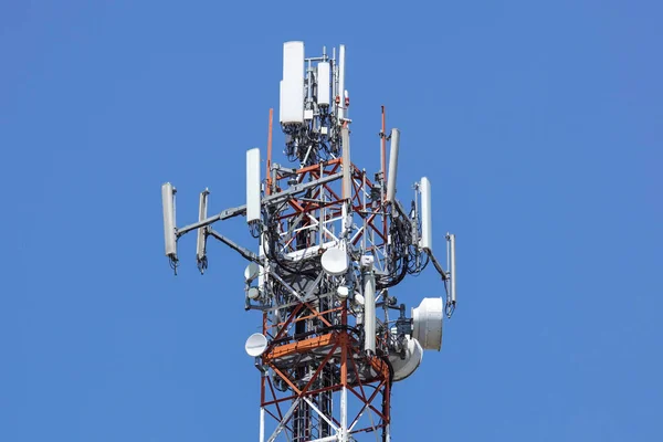 Antenna torre, antenna torre edificio con il cielo azzurro. primo piano dell'edificio antenna con lo sfondo del cielo . — Foto Stock