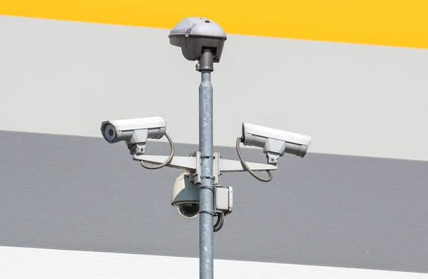 Caméras cctv de sécurité sur un poteau avec fond bleu ciel — Photo