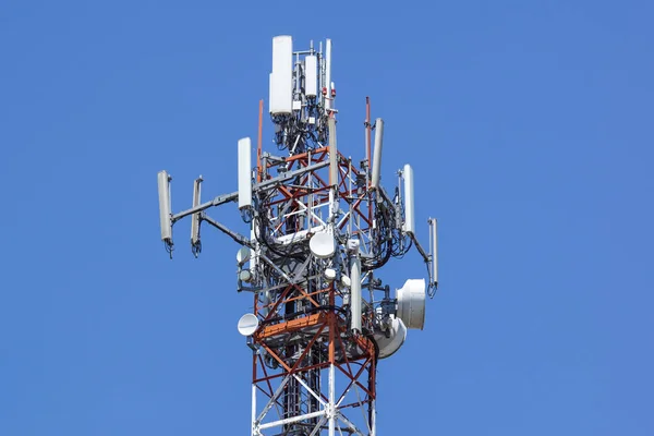 Antenna torre, antenna torre edificio con il cielo azzurro. primo piano dell'edificio antenna con lo sfondo del cielo . — Foto Stock