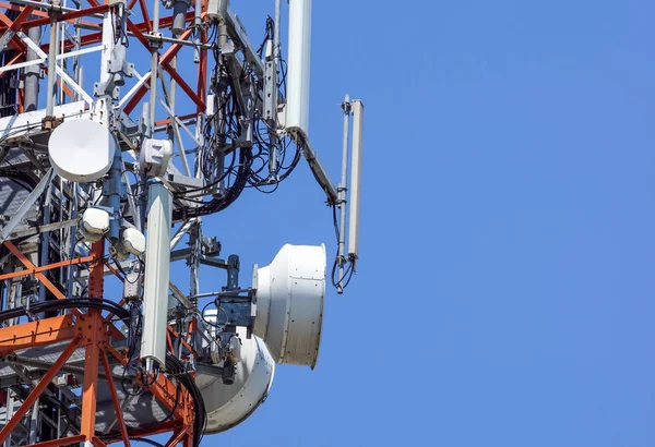 Tour de communications avec avec beaucoup d'antennes différentes sous un ciel clair . — Photo