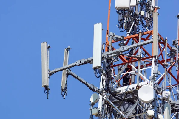 Tornet av kommunikation med med en massa olika antenner under klar himmel. — Stockfoto