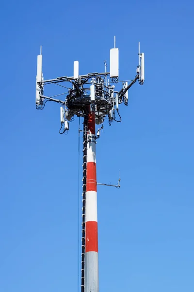 Anteny wieża, Błękitne niebo. Zbliżenie: Antena komunikacji, budynek z na tle nieba. — Zdjęcie stockowe