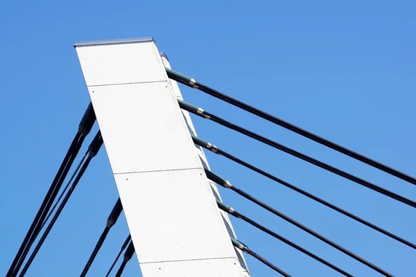 Architectonische details van de brug tegen blauwe hemel — Stockfoto