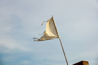 gün batımında mavi gökyüzü ile bir güzel Plajı'nda bir wite bayrağı uyarı işareti