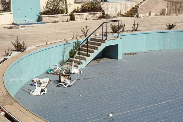 Schwimmbad leert sich und beschädigt am Ende der Touristensaison. — Stockfoto