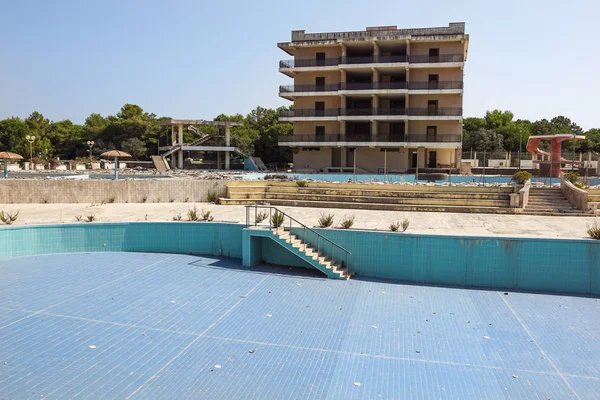 Une piscine de la station abandonnée vide et endommage — Photo