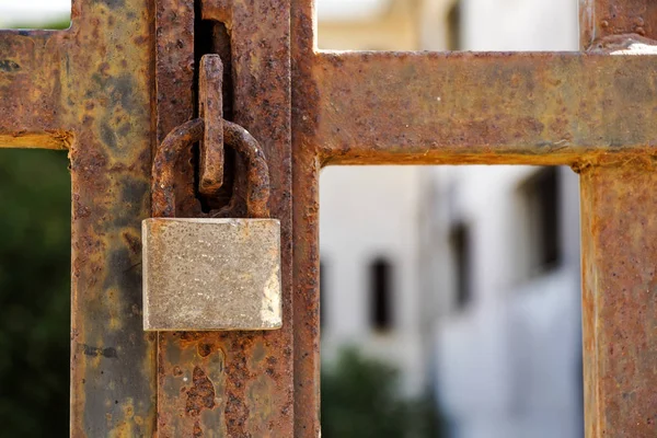 근접 촬영 블루 녹슨 오래 된 금속 문 금속 자물쇠와 함께 잠겨 있습니다. 그런 지 스타일과 좋은 질감입니다. 보안 개념. — 스톡 사진