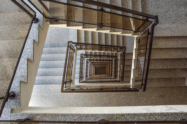 Una escalera de mal humor tomada de la vista superior — Foto de Stock
