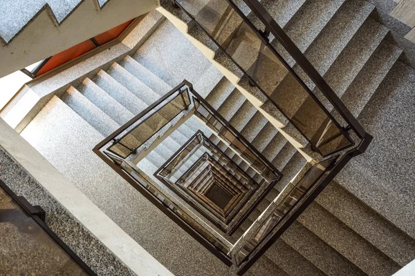 Капризная лестница, снятая с верхнего вида — стоковое фото