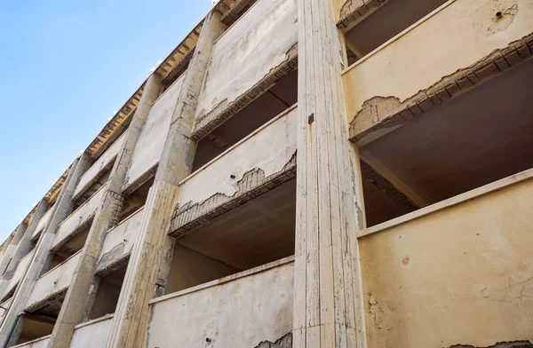 Estrutura de um edifício de concreto inacabado abandonado . — Fotografia de Stock