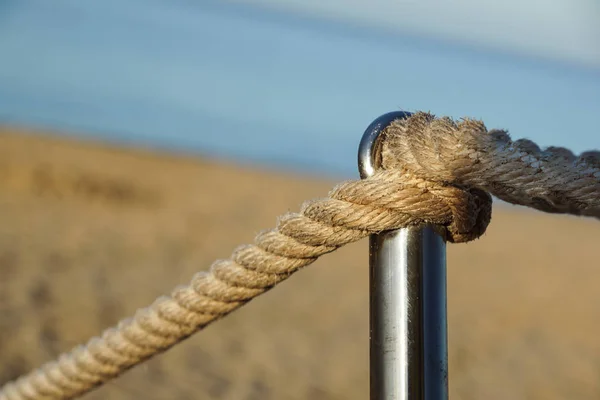 Detalj av rep räcke av gamla metall pole, stillhet, semester vid havet, stranden gångväg, avkoppling, — Stockfoto