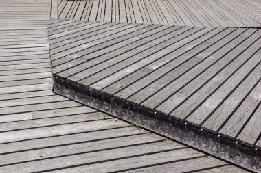 Gri yıpranmış ahşap güverte plakalar .walkway adım