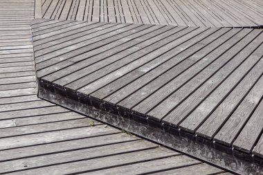 Gri yıpranmış ahşap güverte plakalar .walkway adım