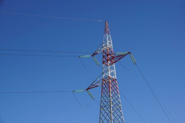 yüksek voltajlı elektrik hatları. Elektrik dağıtım. yüksek gerilim elektrik iletim kulesi