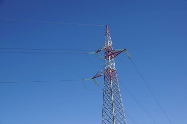 yüksek voltajlı elektrik hatları. Elektrik dağıtım. yüksek gerilim elektrik iletim kulesi