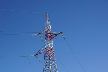 yüksek voltajlı elektrik hatları. Elektrik dağıtım. yüksek gerilim elektrik iletim kulesi