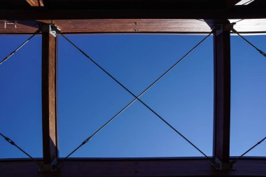 Ahşap yapı çerçeve mavi gökyüzü karşı bir pergola için