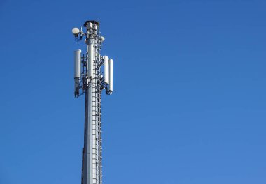 Teknoloji telekomünikasyon Gsm 4 g tower anten, verici, mavi gökyüzü, beyaz bulutların üstünde.