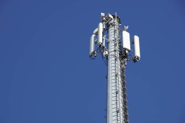 Teknoloji telekomünikasyon Gsm 4 g tower anten, verici, mavi gökyüzü, beyaz bulutların üstünde.