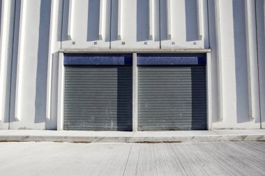 Endüstriyel ambar kargo kapısı. Endüstriyel kapı. Bir büyük depo cephe kapıları görüntüleyin. Önden Görünüm