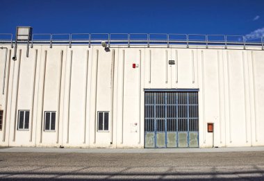 Endüstriyel ambar kargo kapısı. Endüstriyel kapı. Bir büyük depo cephe kapıları görüntüleyin. Önden Görünüm