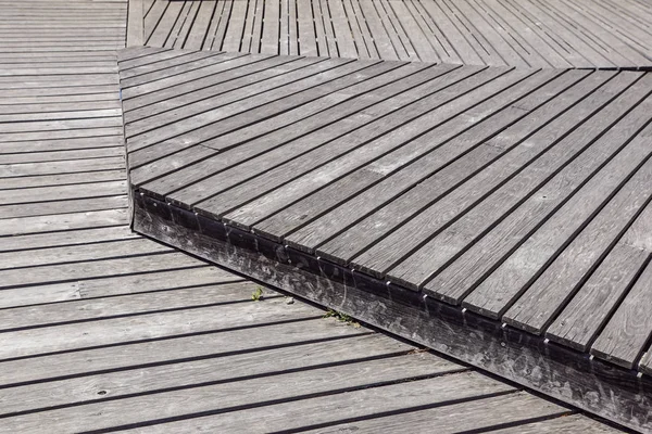 灰色风化木甲板木板. 人行道台阶 — 图库照片